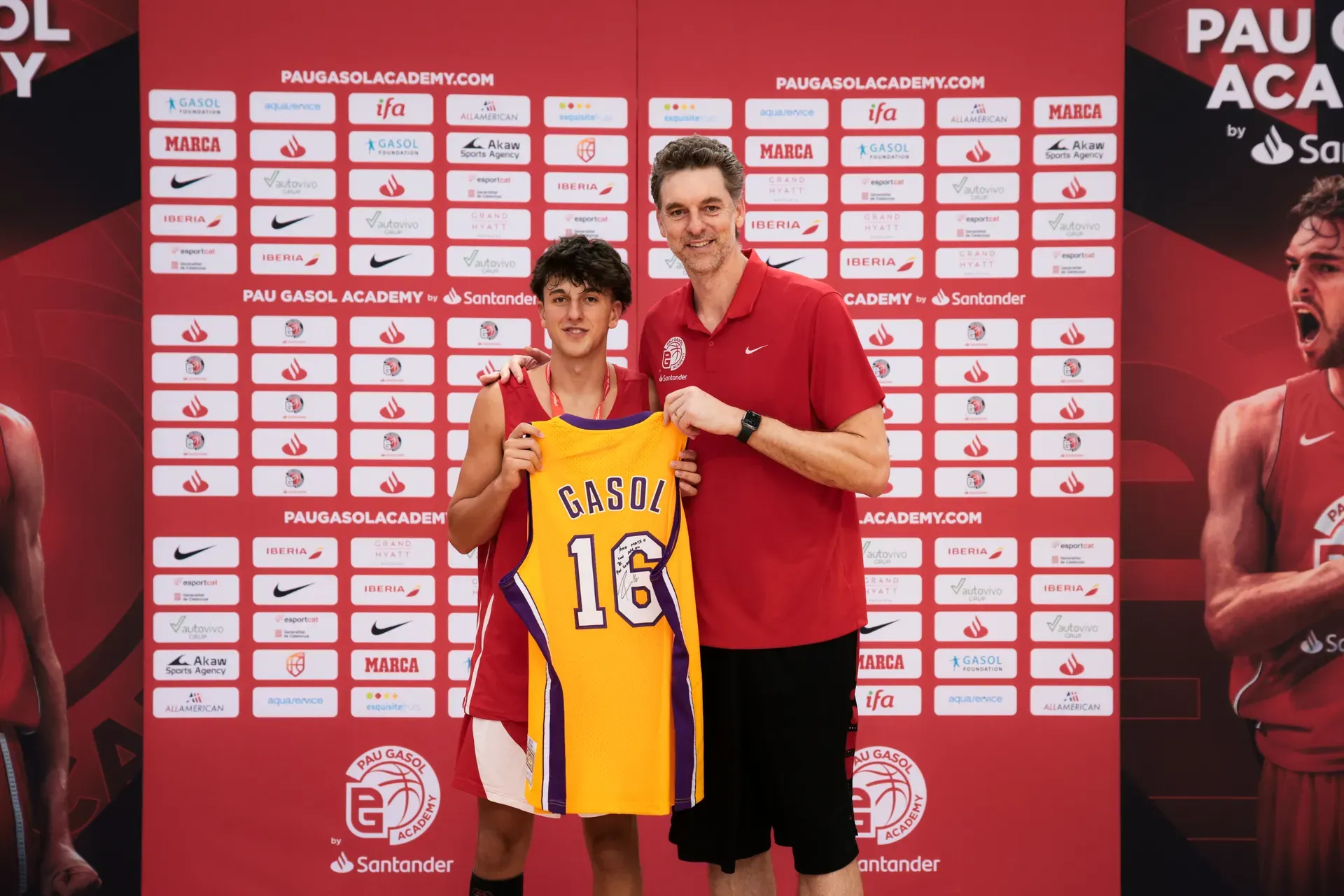 Pau Gasol at the Academy photocall, with Exquisite Fruits among the partners